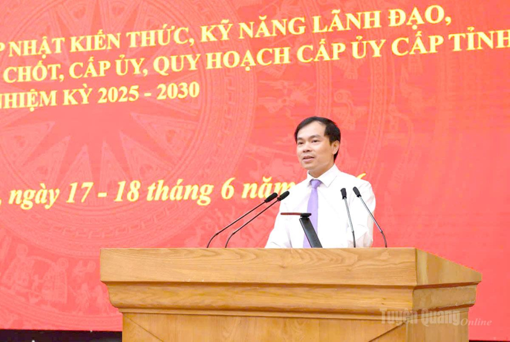 PGS.TS Nguyễn Mạnh Hùng, Phó Giám đốc Học viện Chính trị quốc gia Hồ Chí Minh, Phó Chủ tịch Hội đồng Lý luận Trung ương phát biểu tại lễ bế giảng lớp bồi dưỡng.