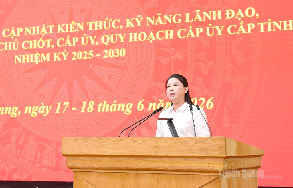 Đồng chí Lê Thị Kim Dung, Phó Bí thư Thường trực Tỉnh uỷ, Trưởng Đoàn đại biểu Quốc hội khóa XVI tỉnh phát biểu tại lễ bế mạc lớp bồi dưỡng.