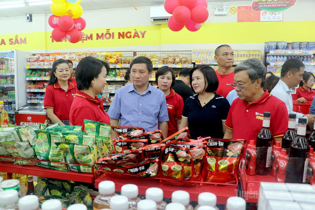 Giám đốc Sở Công Thương Hoàng Anh Cương và ông Nguyễn Đăng Quang, Chủ tịch Hội đồng Quản trị Tập đoàn MASAN thăm quan của hàng WinMart+ mới khai trương.