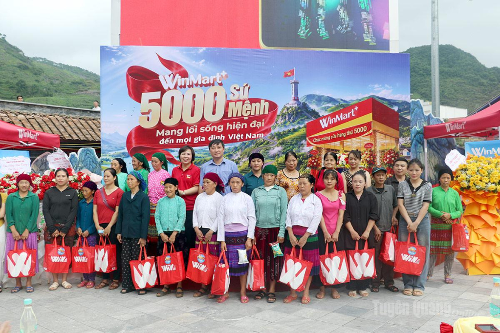Lãnh đạo Sở Công Thương phối hợp với Công ty Cổ phần Dịch vụ Thương mại WinCommerce trao quà cho người dân xã Mèo Vạc.