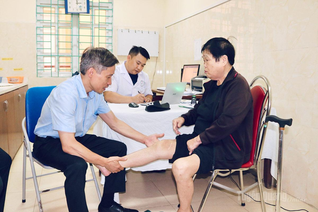 PGS.TS Nguyễn Mạnh Khánh, Phó Giám đốc Bệnh viện Hữu nghị Việt Đức thăm khám cho bệnh nhân.