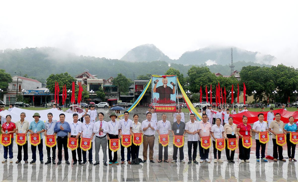 Ban Tổ chức trao cờ lưu niệm cho các đoàn tham gia Đại hội.