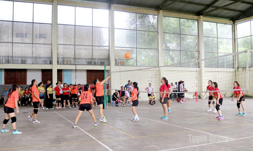 Các vận động viên tranh tài môn bóng chuyền hơi nữ.