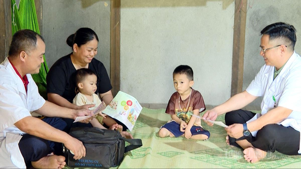 Các bác sỹ xã Bạch Ngọc tuyên truyền kiến thức phòng bệnh cho người dân.