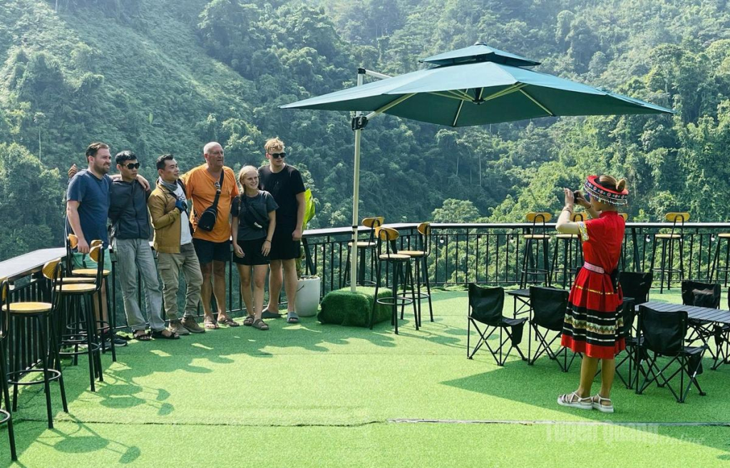 Du khách nước ngoài chụp ảnh tại điểm dừng chân Cát Lý Camping.