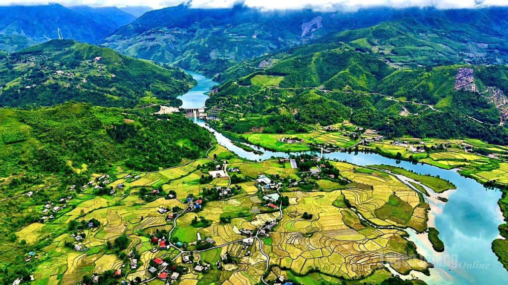Dòng sông Miện uốn lượn quanh bản làng, sườn núi   tạo nên bức tranh thiên nhiên tươi đẹp.