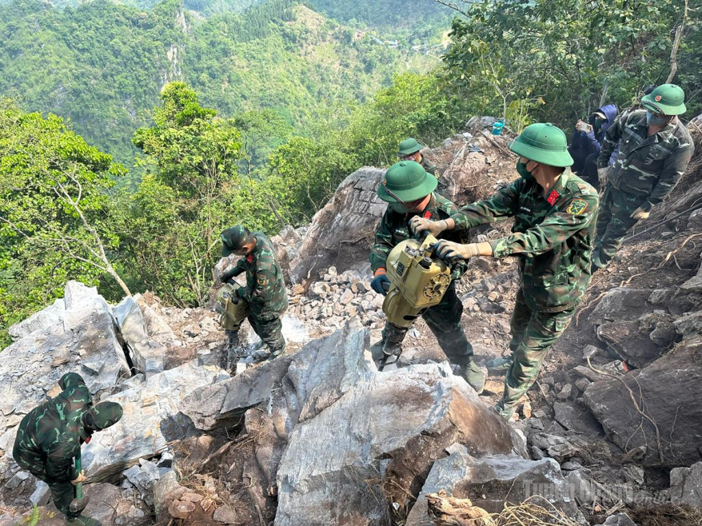 Công cuộc tìm kiếm đầy gian nan, nguy hiểm của những thành viên trong đội.