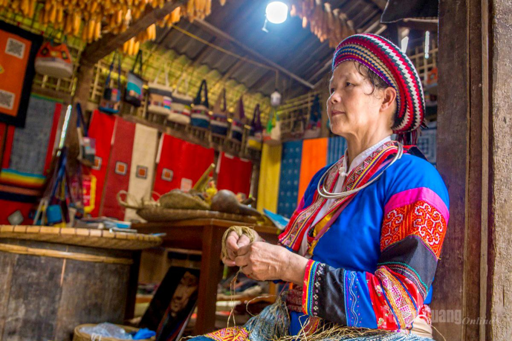 Nghệ nhân Vàng Thị Mai luôn đau đáu với nghề dệt lanh truyền thống.