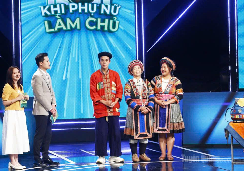 Nghệ nhân Vàng Thị Mai (thứ 2 bên phải) tham dự Cuộc thi “Khi phụ nữ làm chủ” do Đài Truyền hình Việt Nam tổ chức năm 2023.