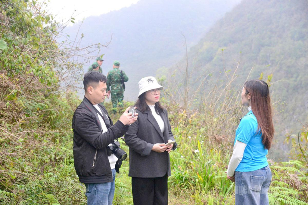 Phóng viên phòng Thời sự Báo và phát thanh, truyền hình Tuyên Quang tham gia tác nghiệp tại xã vùng biên Phố Bảng.