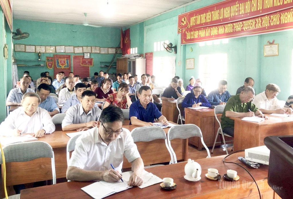 Chi bộ thôn Cào, xã Hùng An họp lấy ý kiến về sáp nhập thôn.
