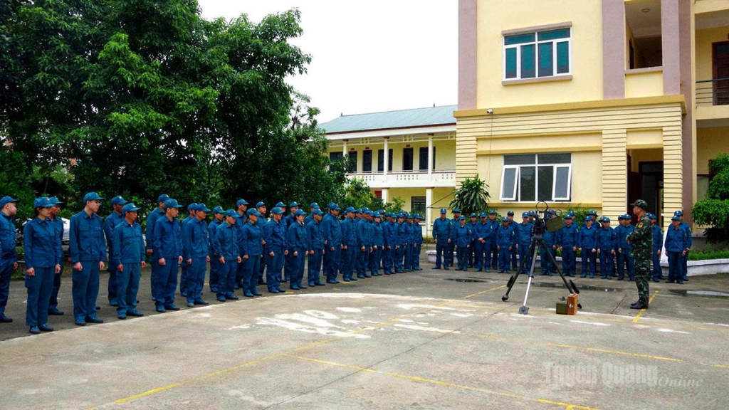 Cụm huấn luyện dân quân Binh chủng, Ban CHQS xã Sơn Dương được hướng dẫn thao tác sử dụng Súng máy PK 12,7mm.
