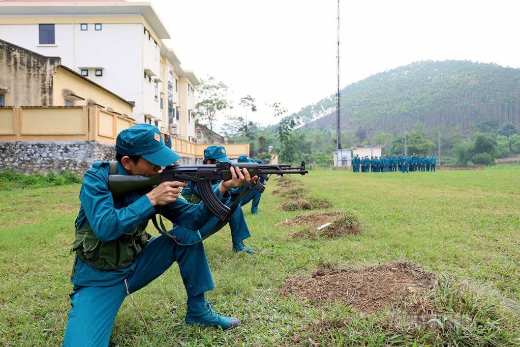 Dân quân tự vệ xã Tân Long thực hành bắn súng.