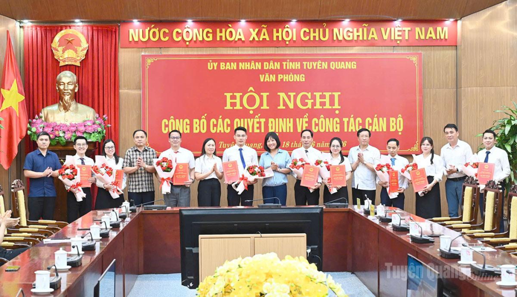 Các đồng chí lãnh đạo Văn phòng UBND tỉnh trao Quyết định, tặng hoa chúc mừng các đồng chí được điều động, bổ nhiệm vị trí mới.