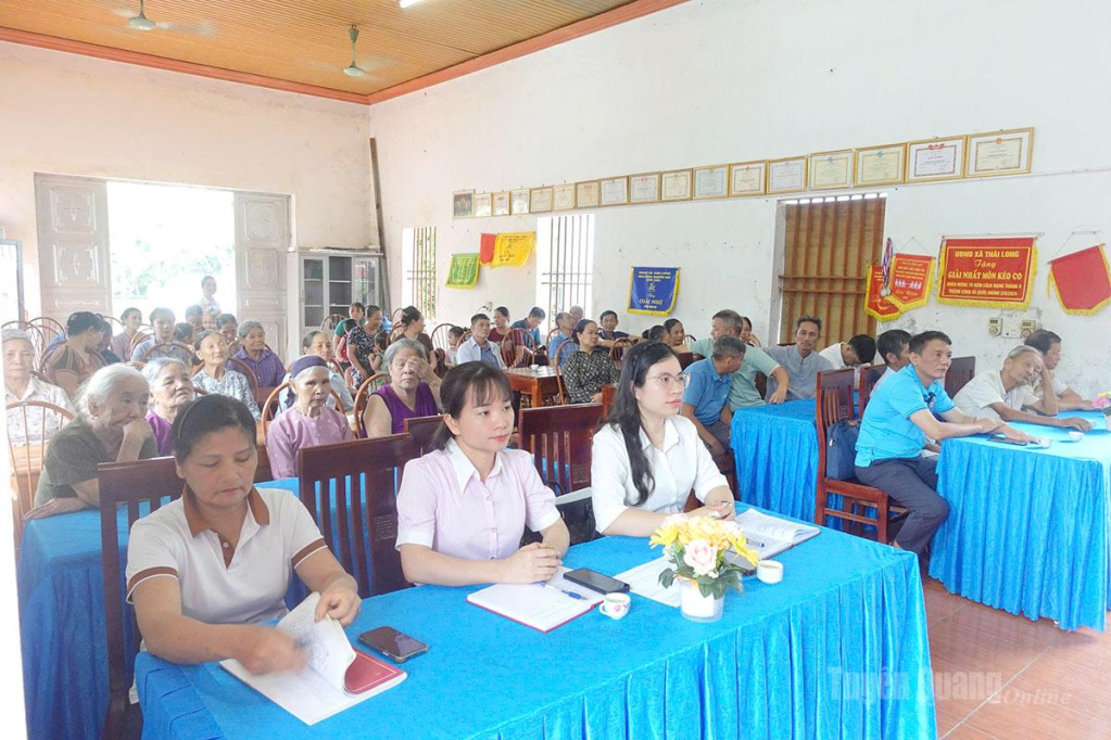 Đại biểu và người dân tại buổi tuyên truyền.