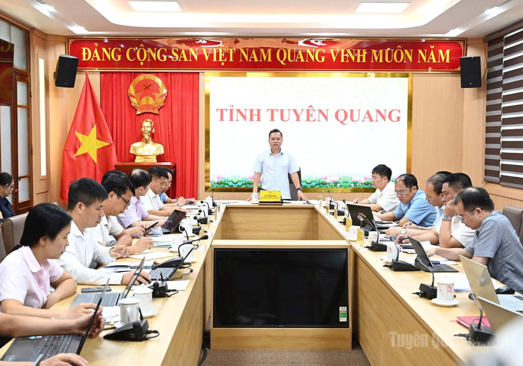 Đồng chí Đỗ Hùng Đức, Ủy viên BCH Đảng bộ tỉnh, Phó Chủ tịch UBND tỉnh chủ trì cuộc họp.