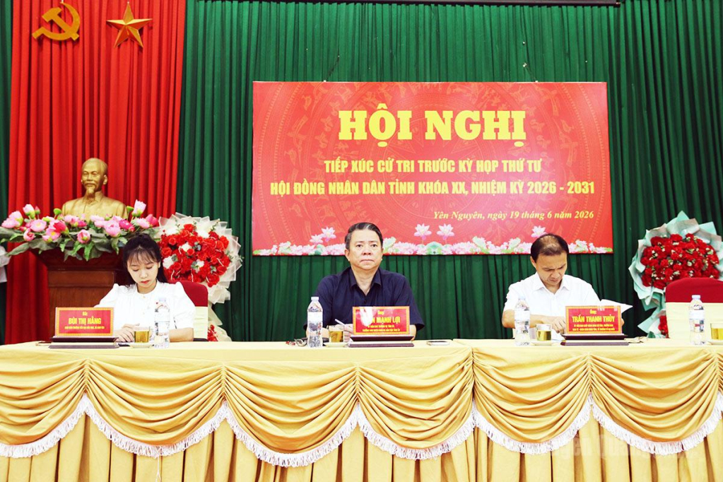 Các đại biểu HĐND tỉnh tại buổi tiếp xúc cử tri.