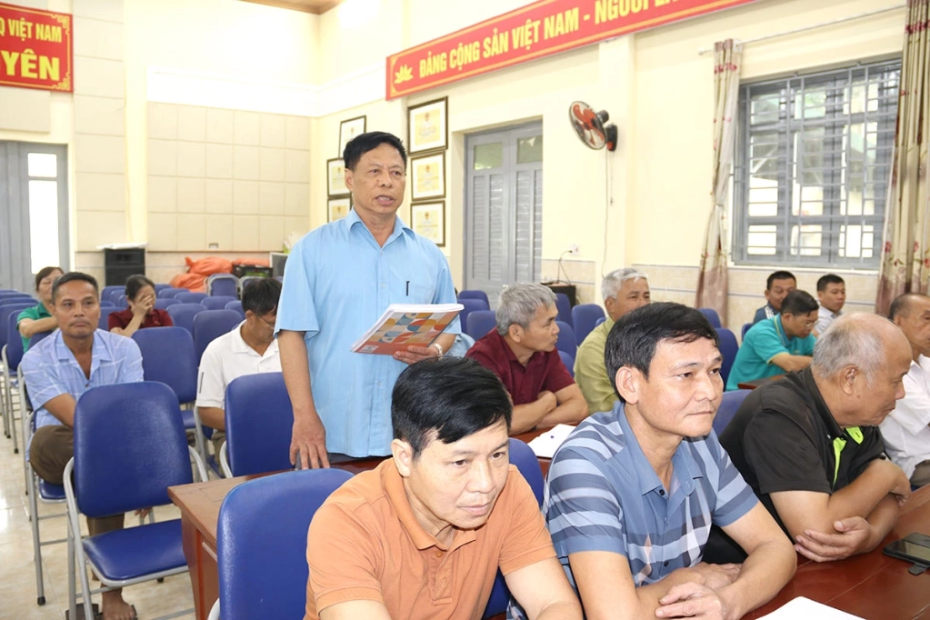 Cử tri xã Yên Nguyên phát biểu kiến nghị tại buổi tiếp xúc.
