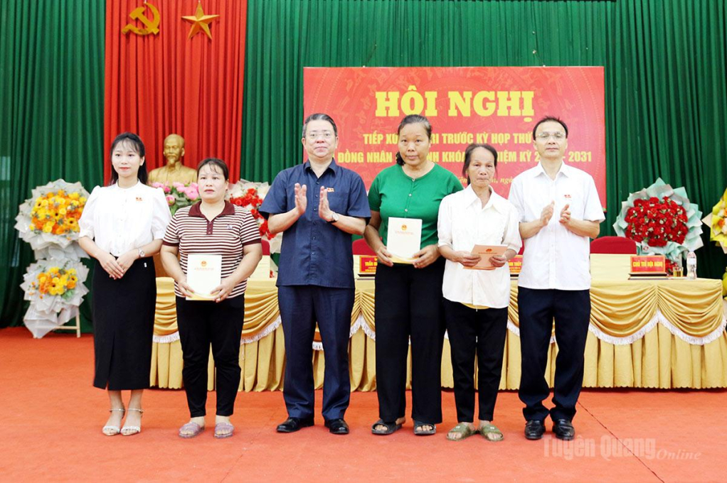 Đại biểu HĐND tỉnh tặng quà cho các hộ khó khăn xã Yên Nguyên.
