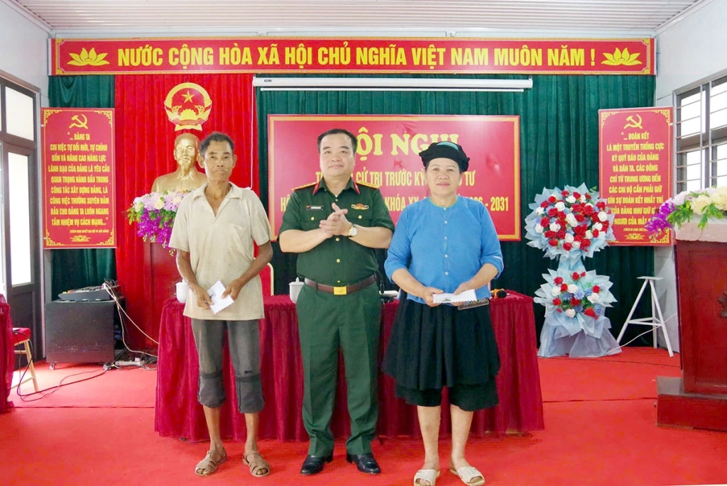 Phó Chính uỷ Bộ CHQS tỉnh Tuyên Quang Nguyễn Minh Khôi tặng quà cho 3 hộ nghèo đặc biệt khó khăn xã Tát Ngà.