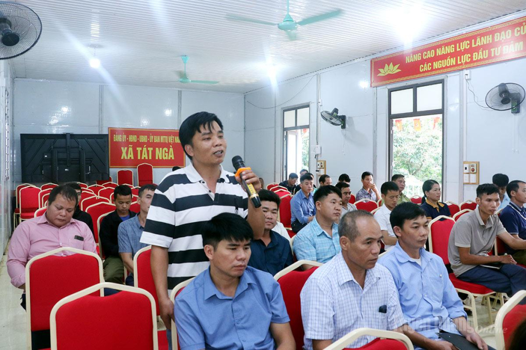 Cử tri xã Tát Ngà kiến nghị với Tổ đại biểu.
