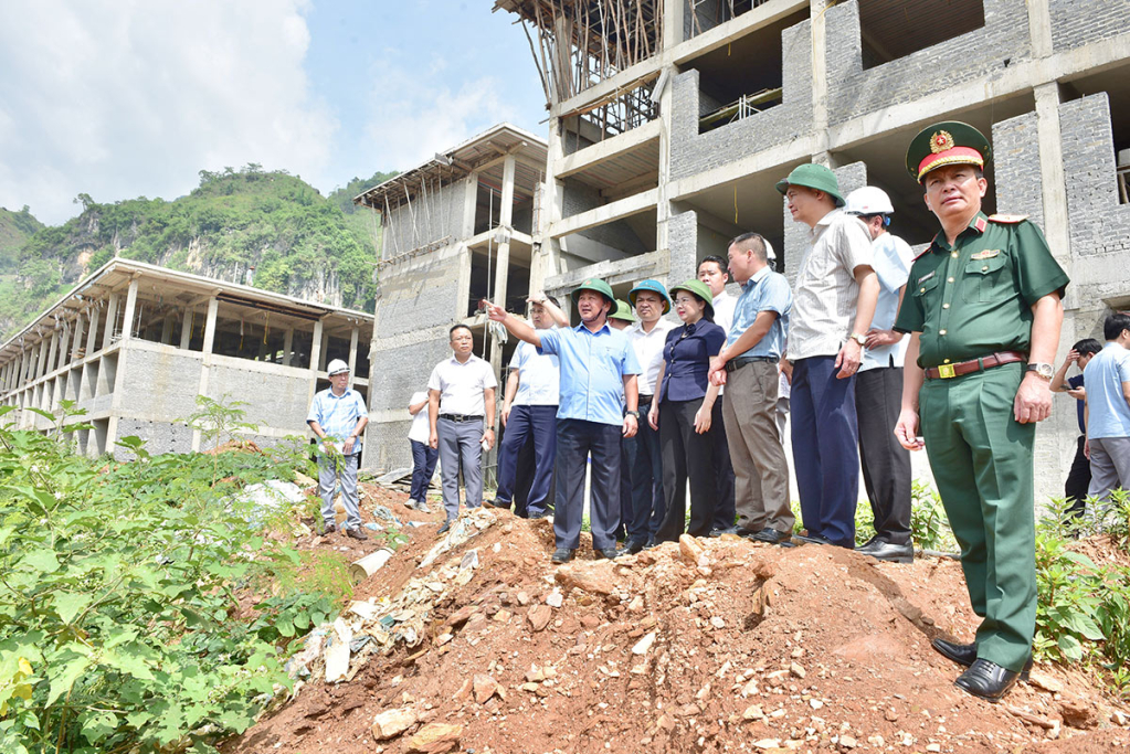 1. Bí thư Tỉnh uỷ Hầu A Lềnh và đoàn công tác kiểm tra Dự án ổn định dân cư khẩn cấp tại thôn Cốc Pú, xã Pà Vầy Sủ.