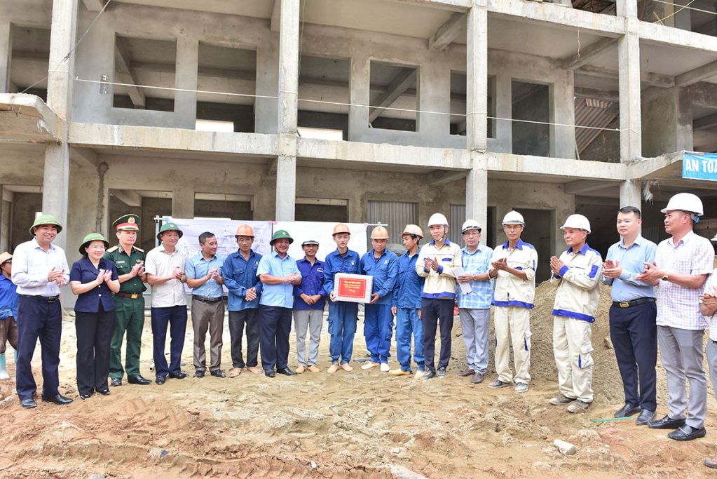 Bí thư Tỉnh uỷ Hầu A Lềnh và đoàn công tác thăm, động viên, tặng quà các công nhân đang thi công xây dựng Trường Phổ thông nội trú liên cấp Tiểu học và THCS Pà Vầy Sủ.