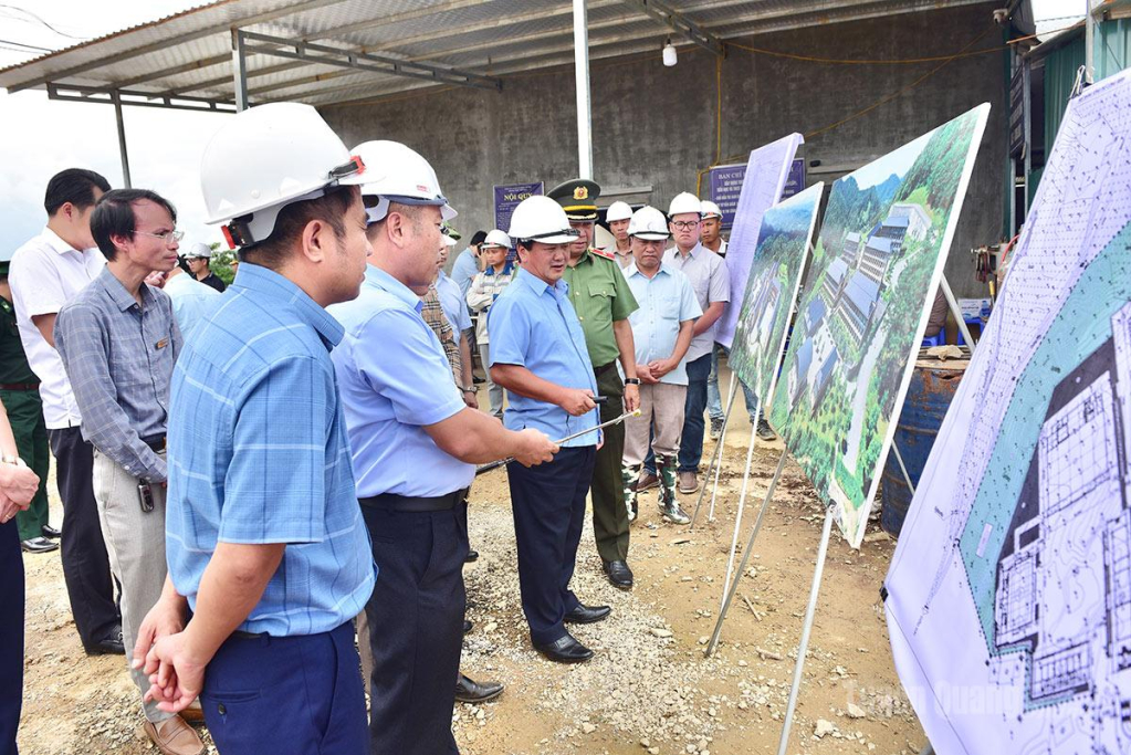 1. Bí thư Tỉnh uỷ Hầu A Lềnh và đoàn công tác kiểm tra thực tế, nghe giới thiệu về phối cảnh Trường Phổ thông nội trú liên cấp Tiểu học và THCS Xín Mần.