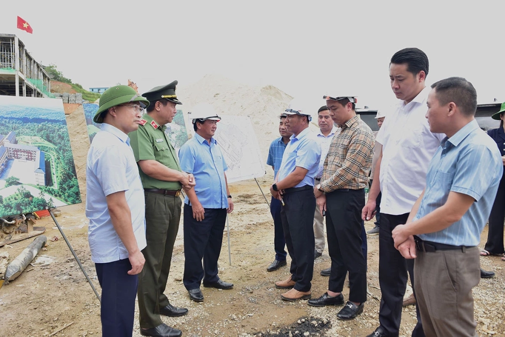 2. Bí thư Tỉnh uỷ Hầu A Lềnh và đoàn công tác nghe báo cáo tiến độ xây dựng Trường Phổ thông nội trú liên cấp Tiểu học và THCS Xín Mần.