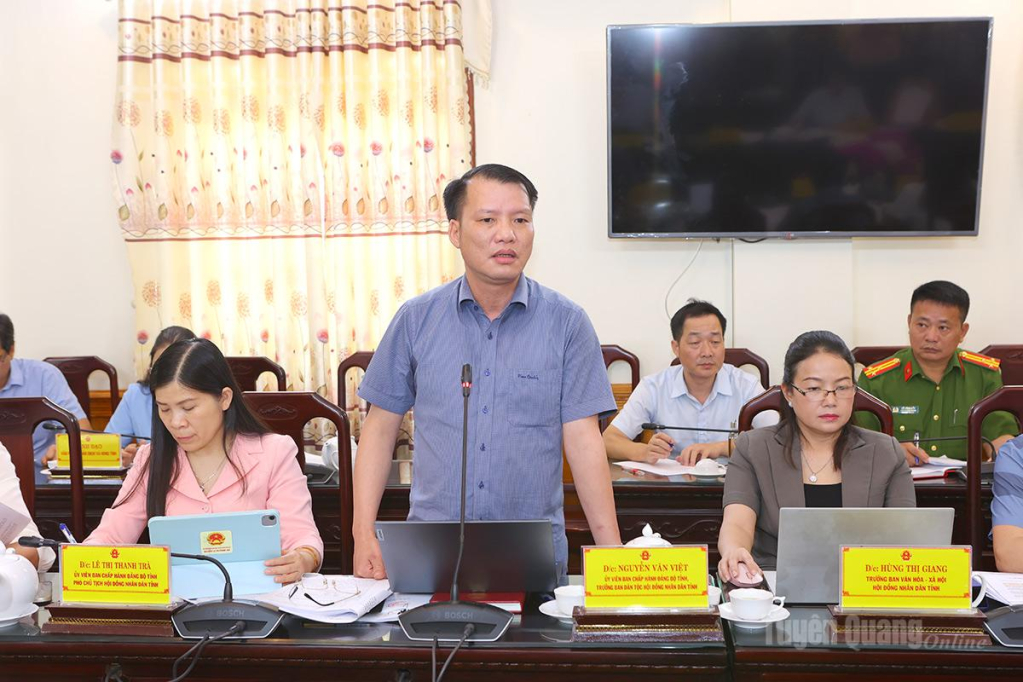 Lãnh đạo Ban Dân tộc HĐND tỉnh phát biểu thảo luận.