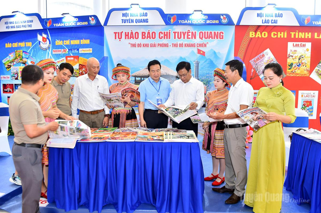 Các đồng nghiệp báo bạn giao lưu, tìm hiểu các ấn phẩm Báo Tuyên Quang.