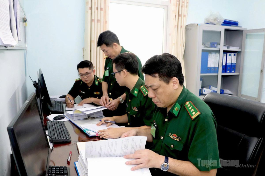 Đoàn công tác của Bộ Tư lệnh Bộ đội Biên phòng kiểm tra sổ sách, giáo án huấn luyện tại Ban Chỉ huy Bộ đội Biên phòng tỉnh.