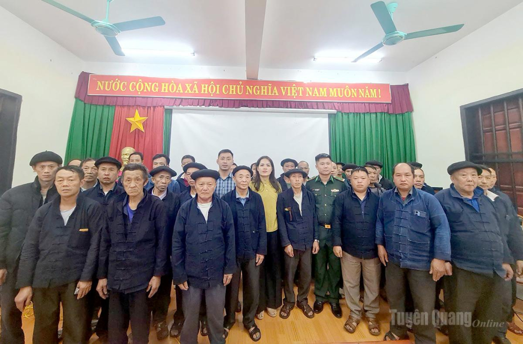 Ra mắt mô hình người có uy tín tuyên truyền pháp luật ở xã biên giới Sà Phìn.
