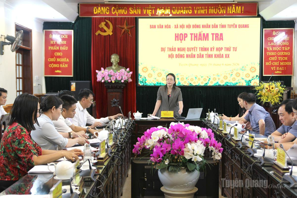 Trưởng ban Văn hóa - Xã hội HĐND tỉnh chủ trì họp thẩm tra.
