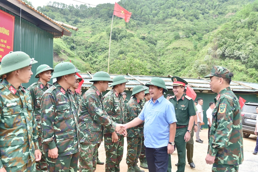 Đồng chí Bí thư Tỉnh ủy Hầu A Lềnh và các thành viên đoàn công tác  thăm, động viên, tặng quà  lực lượng thực hiện nhiệm vụ rà phá bom mìn, vật nổ tại xã Bản Máy.