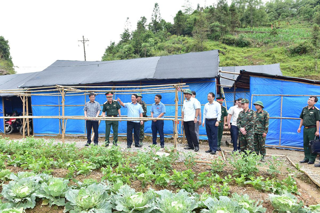 Đồng chí Bí thư Tỉnh ủy Hầu A Lềnh và các thành viên đoàn thăm khu vườn tăng gia và kiểm tra điều kiện nơi ăn, ở của lực lượng thực hiện nhiệm vụ rà phá bom mìn, vật nổ tại xã Xín Mần.
