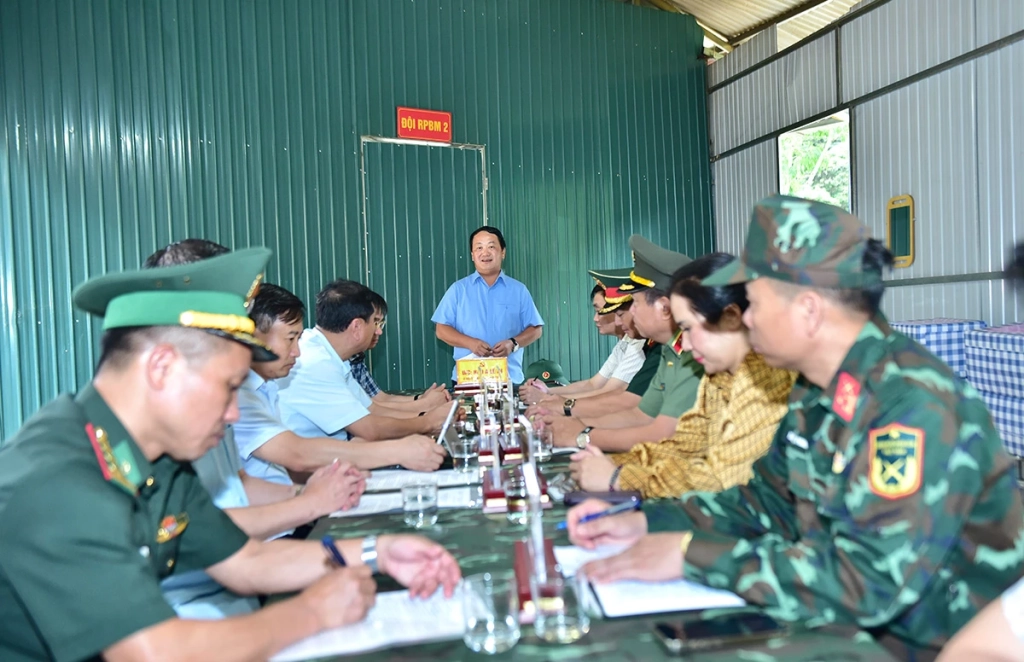 Đồng chí Bí thư Tỉnh ủy Hầu A Lềnh và các thành viên đoàn công tác làm việc với các đơn vị thực hiện nhiệm vụ rà phá bom mìn, vật nổ tại xã Bản Máy.