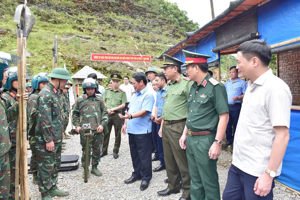 Đồng chí Bí thư Tỉnh ủy Hầu A Lềnh và các thành viên đoàn công tác  thăm, động viên lực lượng thực hiện nhiệm vụ rà phá bom mìn, vật nổ tại xã Xín Mần.