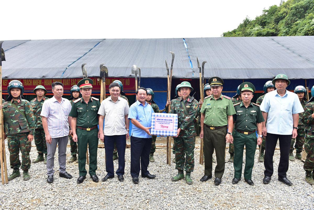 Đồng chí Bí thư Tỉnh ủy Hầu A Lềnh và các thành viên đoàn công tác  thăm, động viên, tặng quà  lực lượng thực hiện nhiệm vụ rà phá bom mìn, vật nổ tại xã Xín Mần.