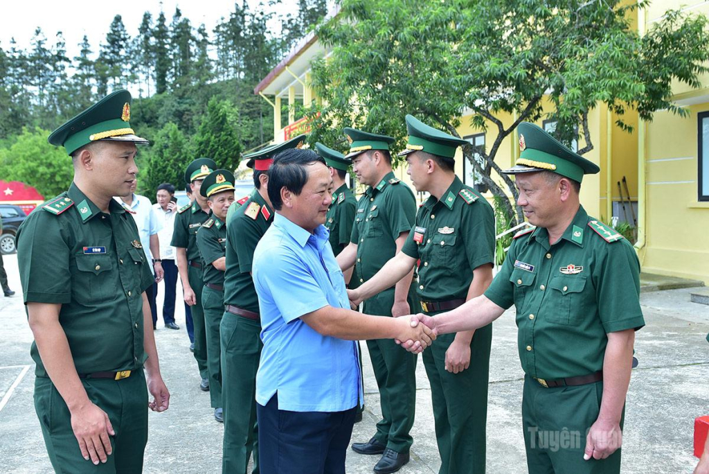 Đồng chí Bí thư Tỉnh ủy Hầu A Lềnh và đoàn công tác thăm, động viên, tặng quà cán bộ, chiến sĩ Đồn Biên phòng Xín Mần.