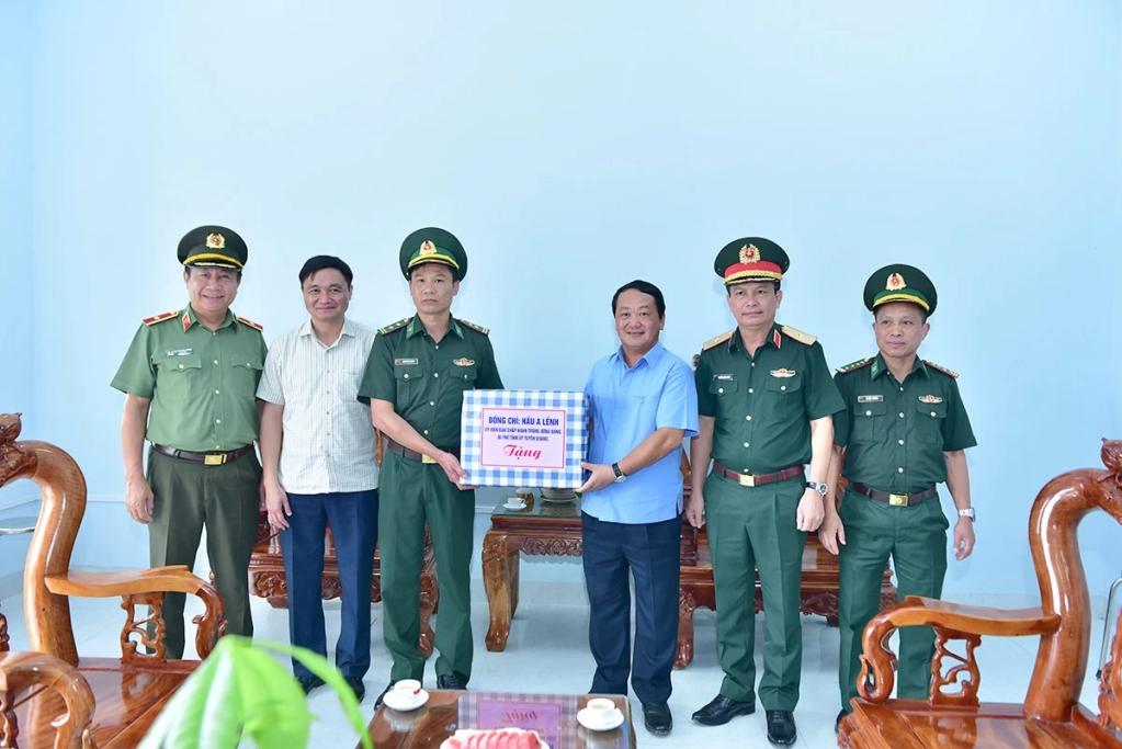 Đồng chí Bí thư Tỉnh ủy Hầu A Lềnh và đoàn công tác thăm, động viên, tặng quà cán bộ, chiến sĩ Đồn Biên phòng Xín Mần.