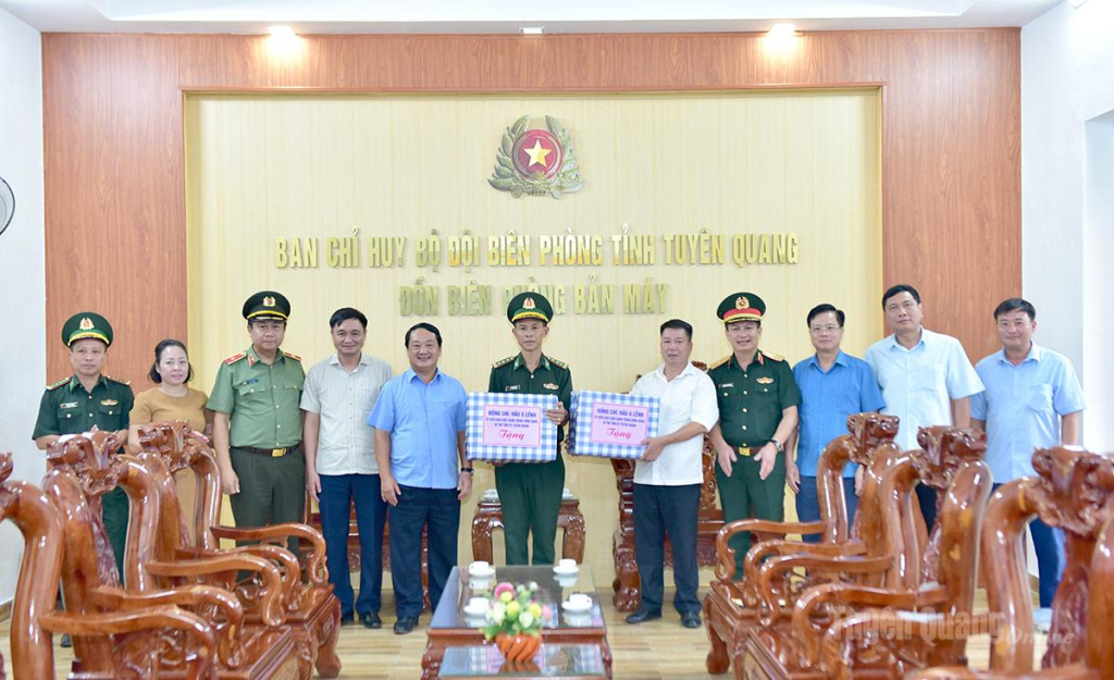 Đồng chí Bí thư Tỉnh ủy Hầu A Lềnh và đoàn công tác thăm, động viên, tặng quà cán bộ, chiến sĩ Đồn Biên phòng Bản Máy và cấp uỷ, chính quyền xã Bản Máy.