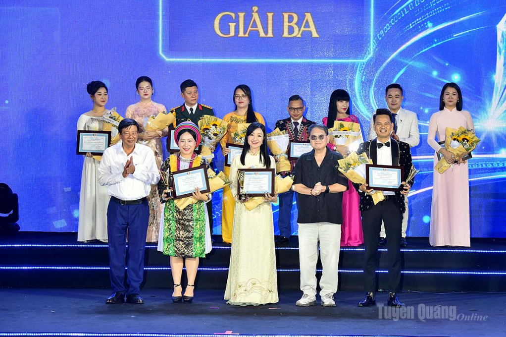 Thí sinh Giàng Thị Thanh, Báo và phát thanh, truyền hình Tuyên Quang nhận giải Ba của chương trình.