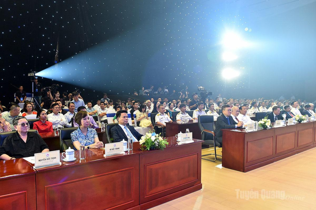 Các đại biểu dự đêm Chung kết Cuộc thi tiếng hát người làm báo.