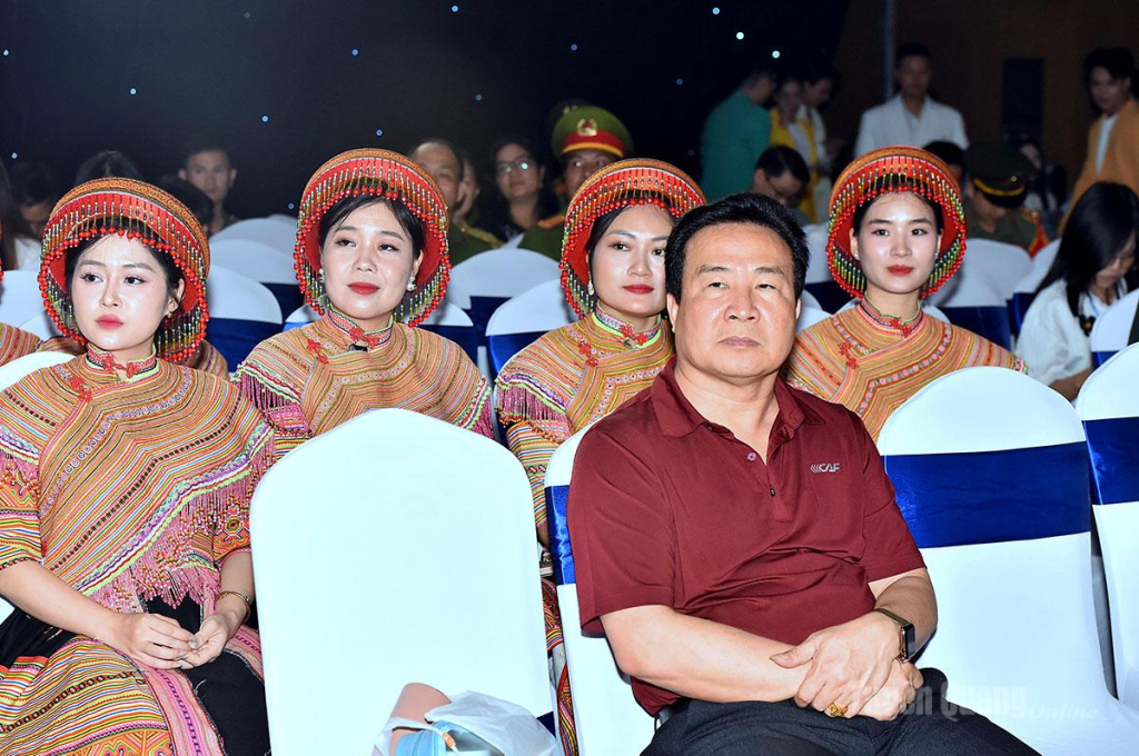 Các thành viên Đoàn Báo và phát thanh, truyền hình Tuyên Quang tại đêm Chung kết.