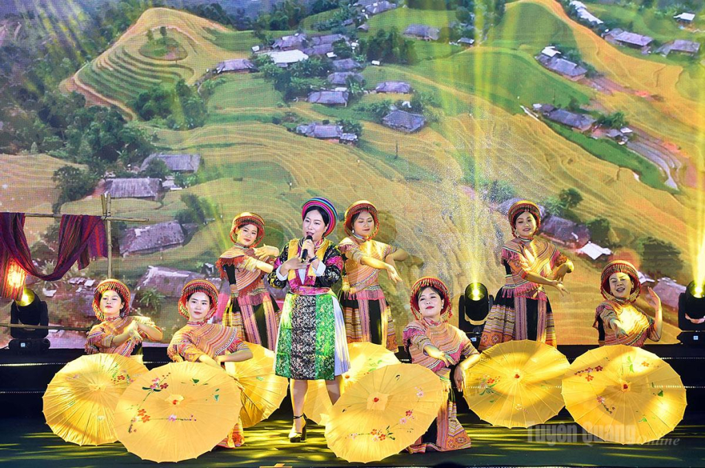 Phần biểu diễn của các hội viên Chi hội Báo và phát thanh, truyền hình Tuyên Quang.