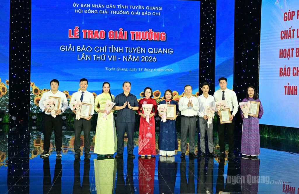 Các đồng chí: Nguyễn Văn Sơn, Phó Bí thư Tỉnh ủy, Chủ tịch HĐND tỉnh; Trần Mạnh Lợi, Ủy viên Ban Thường vụ Tỉnh ủy, Trưởng Ban Tuyên giáo và Dân vận Tỉnh ủy trao giả A cho các tác giả, nhóm tác giả. 