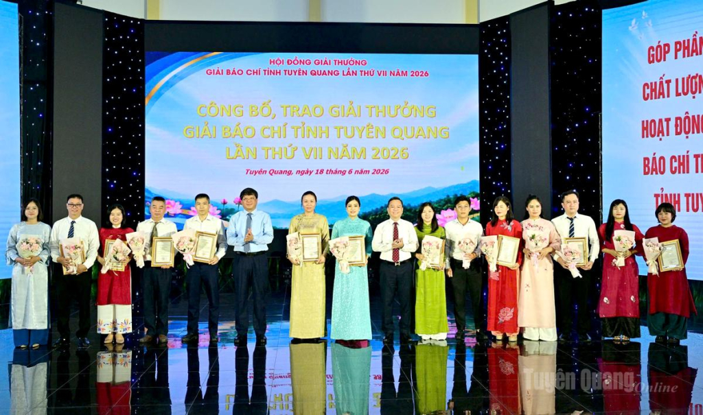 Các đồng chí: Hà Trung Kiên, Ủy viên Ban Thường vụ Tỉnh ủy, Phó Chủ tịch Thường trực Ủy ban MTTQ Việt Nam tỉnh; Đỗ Hùng Đức, Ủy viên Ban Chấp hành Đảng bộ tỉnh, Phó Chủ tịch UBND tỉnh trao giải B cho các tác giả, nhóm tác giả.