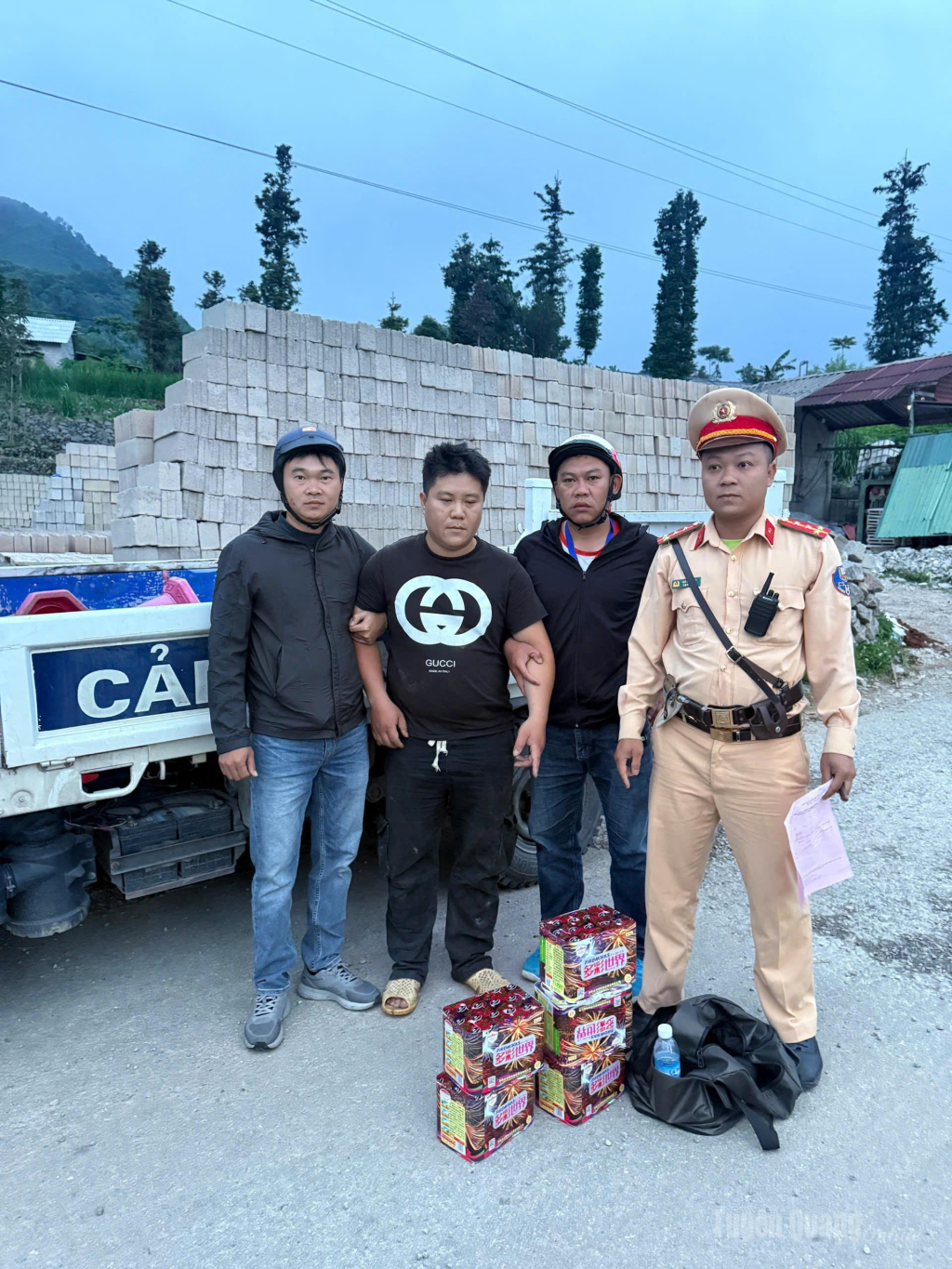Đối tượng vận chuyển hơn 10kg pháo nghi nhập lậu bị các lực lượng chức năng phát hiện, bắt giữ.