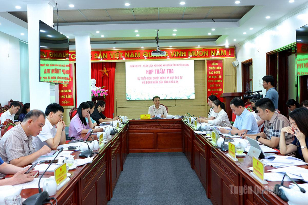 Toàn cảnh phiên họp thẩm tra của Ban Kinh tế - Ngân sách HĐND tỉnh.
